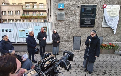 Tablica zawisła obok tej wspominającej zakonnice – bohaterki Powstania Warszawskiego.
