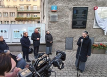 Tablica zawisła obok tej wspominającej zakonnice – bohaterki Powstania Warszawskiego.