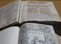 Dwa egzemplarze Biblii Brzeskiej trafią w ręce konserwatorów