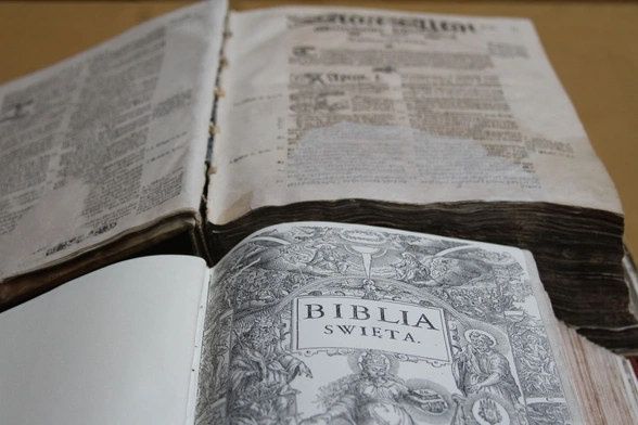 Dwa egzemplarze Biblii Brzeskiej trafią w ręce konserwatorów