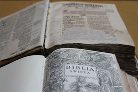 Dwa egzemplarze Biblii Brzeskiej trafią w ręce konserwatorów