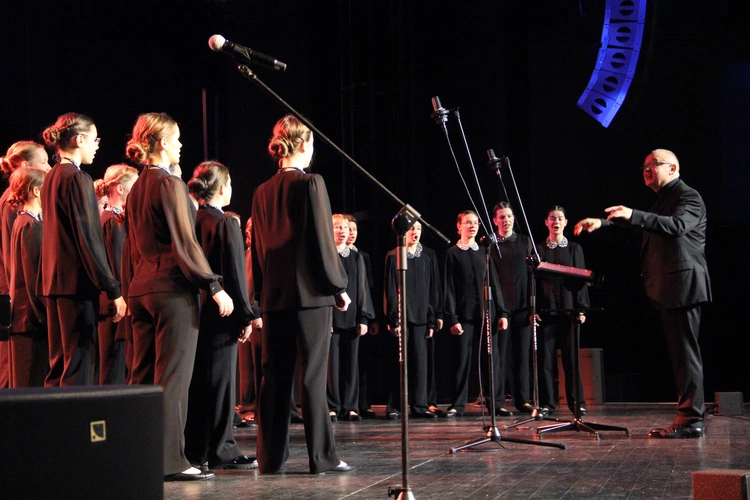 Tarnów. Koncert mikołajkowy Dziewczęcego Chóru Katedralnego „Puellae Orantes”