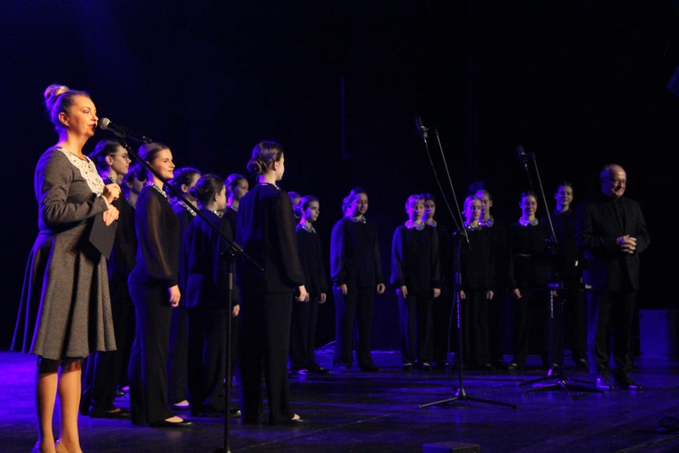Tarnów. Koncert mikołajkowy Dziewczęcego Chóru Katedralnego „Puellae Orantes”