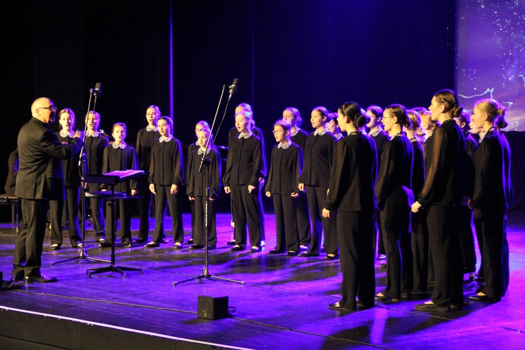 Tarnów. Koncert mikołajkowy Dziewczęcego Chóru Katedralnego „Puellae Orantes”