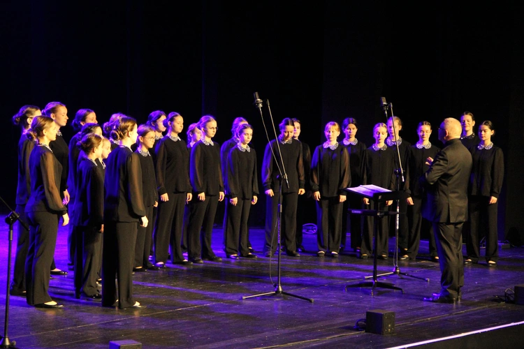 Tarnów. Koncert mikołajkowy Dziewczęcego Chóru Katedralnego „Puellae Orantes”