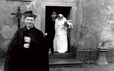 Číhošť, rok 1949.  Ks. Josef Toufar przed wejściem do kościoła, w którym był proboszczem.
