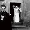 Číhošť, rok 1949.  Ks. Josef Toufar przed wejściem do kościoła, w którym był proboszczem.
