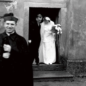 Číhošť, rok 1949.  Ks. Josef Toufar przed wejściem do kościoła, w którym był proboszczem.