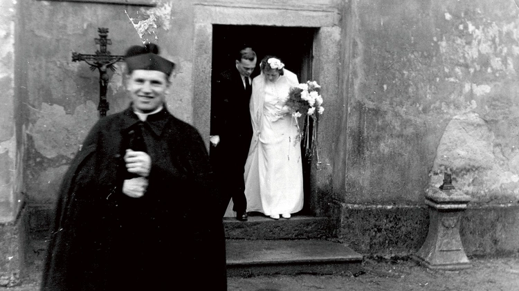 Číhošť, rok 1949.  Ks. Josef Toufar przed wejściem do kościoła, w którym był proboszczem.
