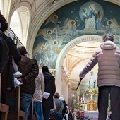 Niepokalana i „święta od milczenia”. Byliśmy w Sanktuarium Cudownego Medalika Maryi Niepokalanej w Paryżu