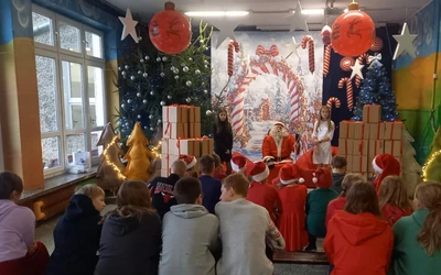 Czarny Dunajec-Głuchołazy. Święty rozdaje prezenty 