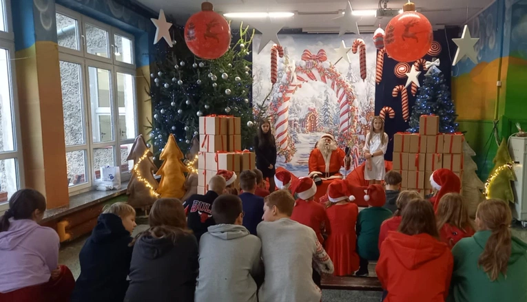 Czarny Dunajec-Głuchołazy. Święty rozdaje prezenty 
