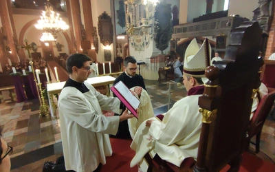 Trzej w czerni i bieli