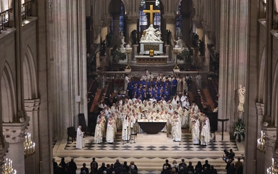 Pierwsza po pożarze Eucharystia w Notre Dame