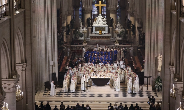 Pierwsza Msza św. w odbudowanej katedrze Notre Dame