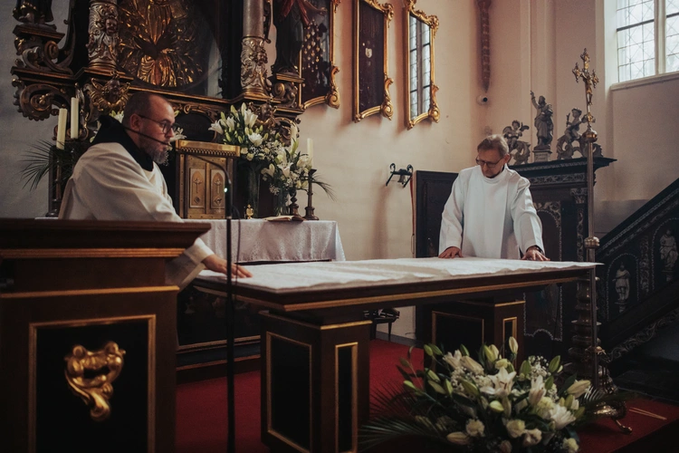 Poświęcenie ołtarza w kościele rektorskim pw. Świętej Trójcy