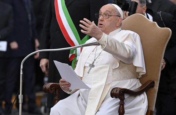 Franciszek: Ludzie giną, a biznes śmierci kwitnie. Skandal!