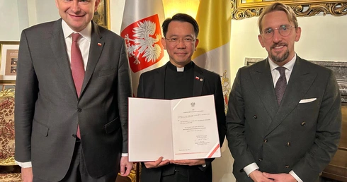 Watykański dyplomata otrzymał polskie obywatelstwo