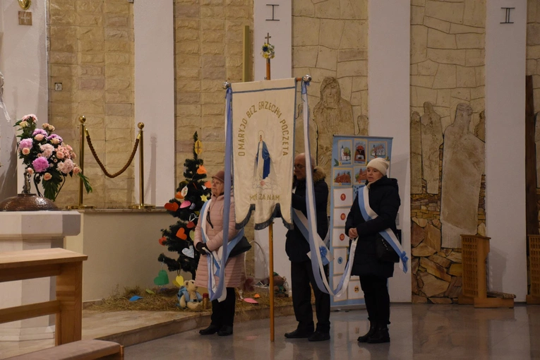 Msza św. przed poświęceniem figury Matki Bożej Królowej Zaspy
