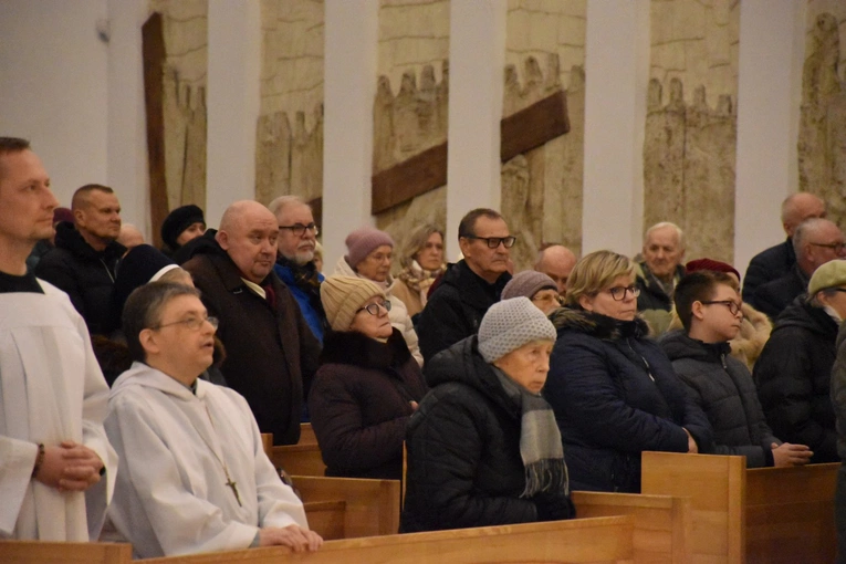 Msza św. przed poświęceniem figury Matki Bożej Królowej Zaspy