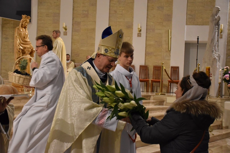 Msza św. przed poświęceniem figury Matki Bożej Królowej Zaspy