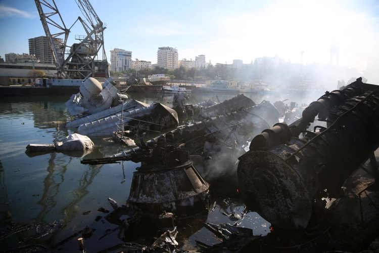 Zniszczenia po izraelskim nalocie w porcie Latakia