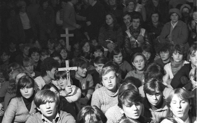 Młodzi bronią krzyża. 40 lat od niezwykłych wydarzeń we Włoszczowie