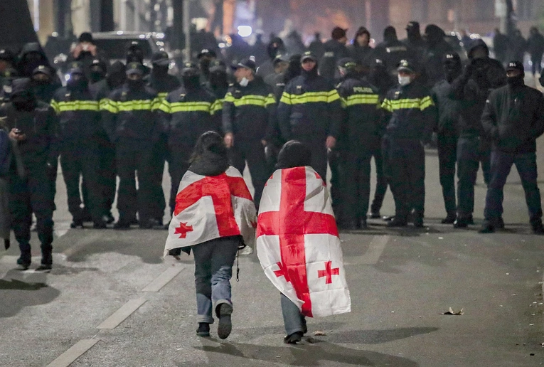Gruzja stoi na rozdrożu: może pójść drogą albo ukraińskiej rewolucji godności, albo Łukaszenkowskiej Białorusi