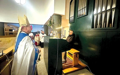 Biskup gliwicki pobłogosławił instrument w opatowickim kościele. 