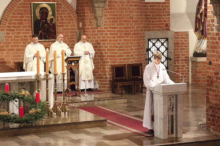 Eucharystię z okazji jubileuszu koncelebrowali wszyscy dotychczasowi ojcowie dyrektorzy placówki.
