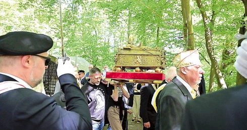 Co roku na szczyt wzniesienia wierni wnoszą relikwiarz.