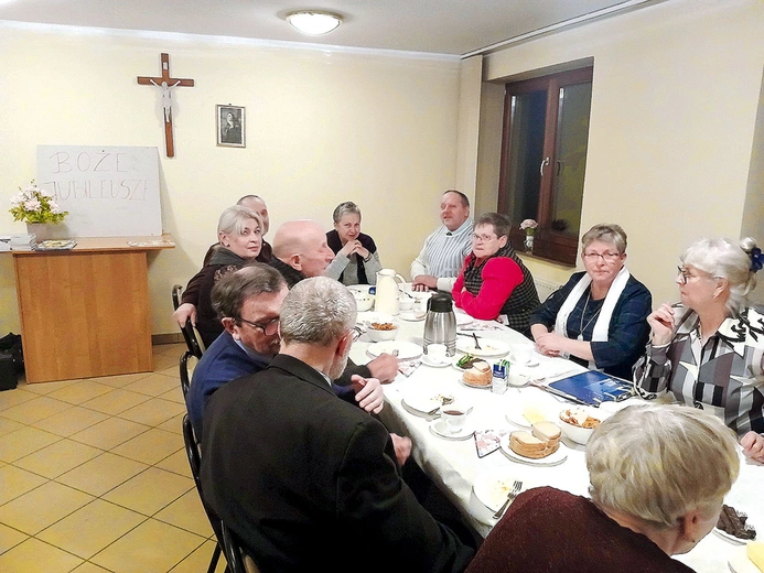 Spotkanie przy stole w pierwszą niedzielę Adwentu.