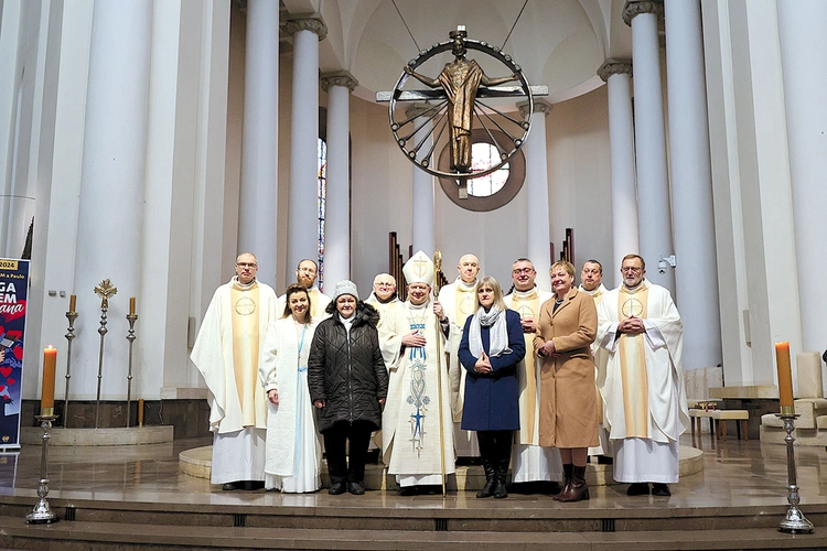 Agnieszka Pecko z bp. Grzegorzem Olszowskim i zaprzyjaźnionymi kapłanami.