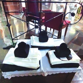 Od soboty 7 grudnia ich strojem będzie koloratka i czarna koszula.