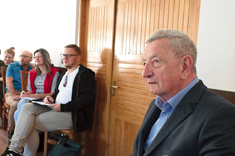 Kazimierz Tischner, brat księdza profesora, organizuje w Łopusznej warsztaty dla nauczycieli, w których także bierze udział.