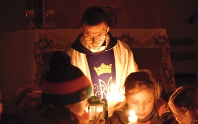 Ks. Mateusz Wójcik w czasie porannej Eucharystii. 