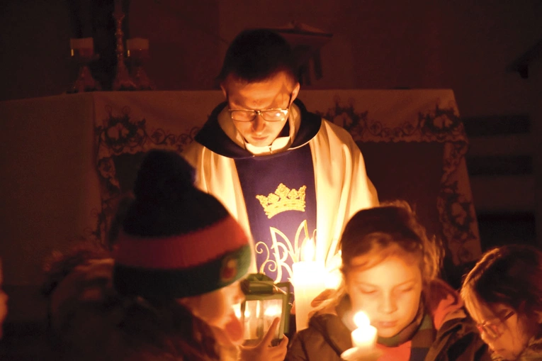 Ks. Mateusz Wójcik w czasie porannej Eucharystii. 