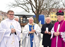 Relikwie bł. Jerzego Popiełuszki do świątyni wnosił m.in. kolega kursowy błogosławionego.