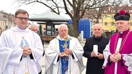 Relikwie bł. Jerzego Popiełuszki do świątyni wnosił m.in. kolega kursowy błogosławionego.