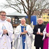 Relikwie bł. Jerzego Popiełuszki do świątyni wnosił m.in. kolega kursowy błogosławionego.