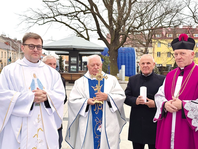 Relikwie bł. Jerzego Popiełuszki do świątyni wnosił m.in. kolega kursowy błogosławionego.