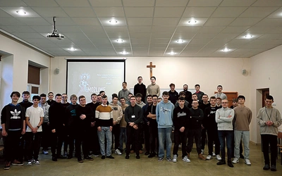 Większość uczestników obu grup.