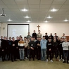 Większość uczestników obu grup.