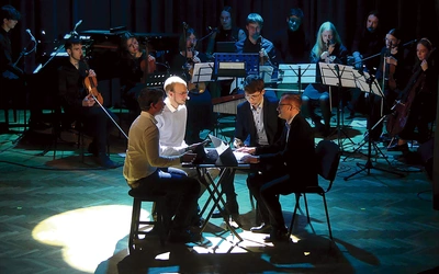 Aktorzy i muzycy w jednym z epizodów sztuki.