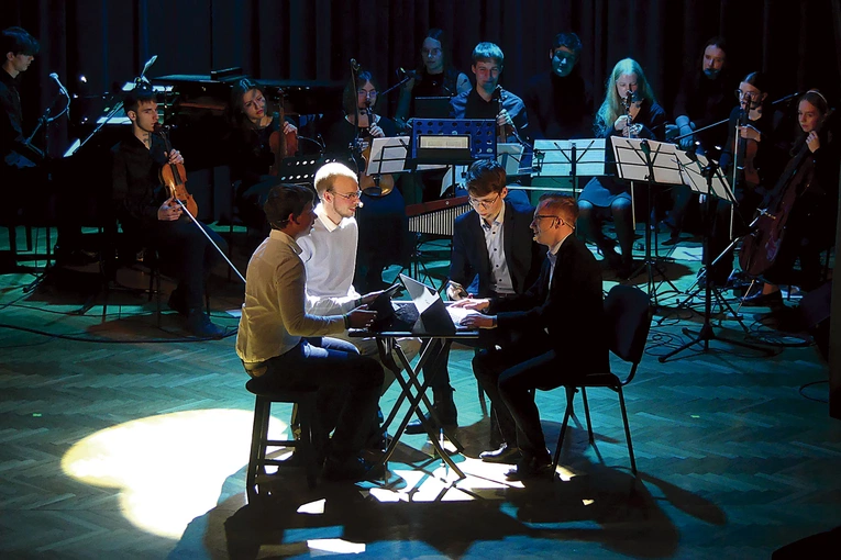 Aktorzy i muzycy w jednym z epizodów sztuki.