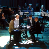 Aktorzy i muzycy w jednym z epizodów sztuki.