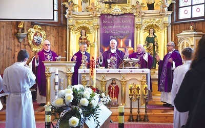 Biskupi Piotr Greger i Marek Szkudło modlili się nad trumną zmarłego kapłana.