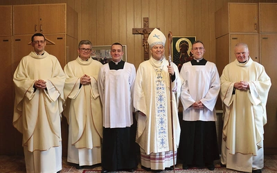 Klerycy Maciej i Mikołaj z bp. Piotrem Turzyńskim i zarządem WSD.