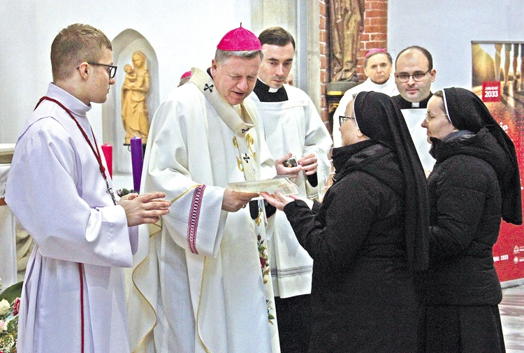 	Szacunek dla godności kobiety oraz wrażliwość na jej sprawy – to ważny charyzmat zgromadzenia.