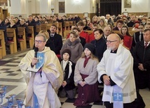 	Powitanie figury Maryi przez ks. proboszcza Krzysztofa Czaję.